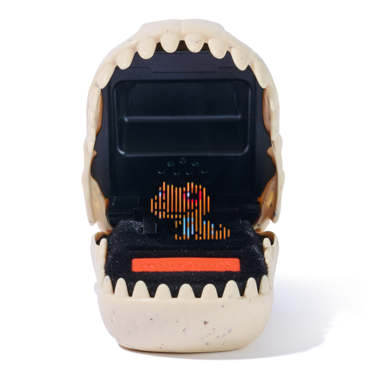 Una cabeza de dinosaurio de juguete con una pantalla en el interior, que muestra una imagen de dinosaurio pixelada. La cabeza es beige con muchos dientes.