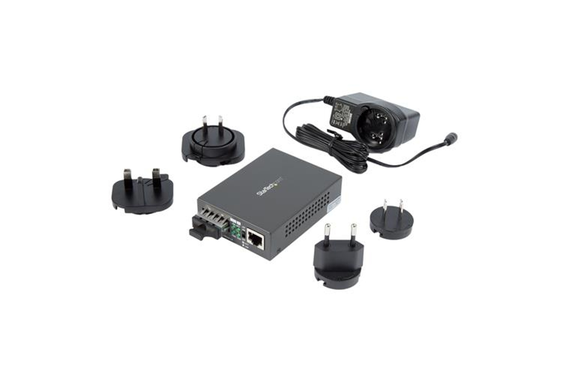 Ein graues StarTech-Netzwerkgerät mit Netzadaptern. Adapter umfassen schwarze Stecker und ein Netzteil mit Kabel. Isoliert auf Weiß.