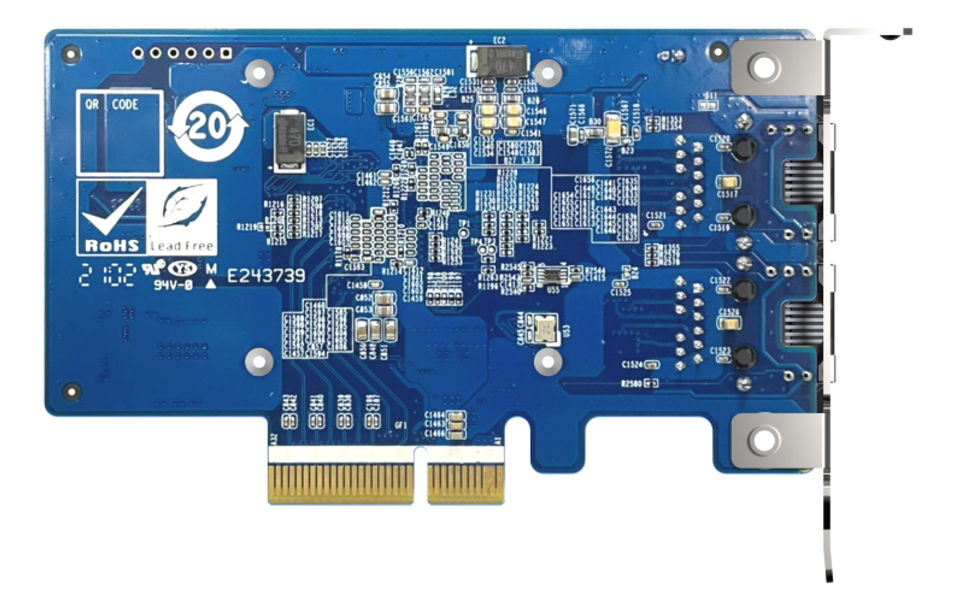 Una placa de circuito azul con varios componentes electrónicos, incluyendo chips, conectores y marcas. Tiene un soporte metálico.