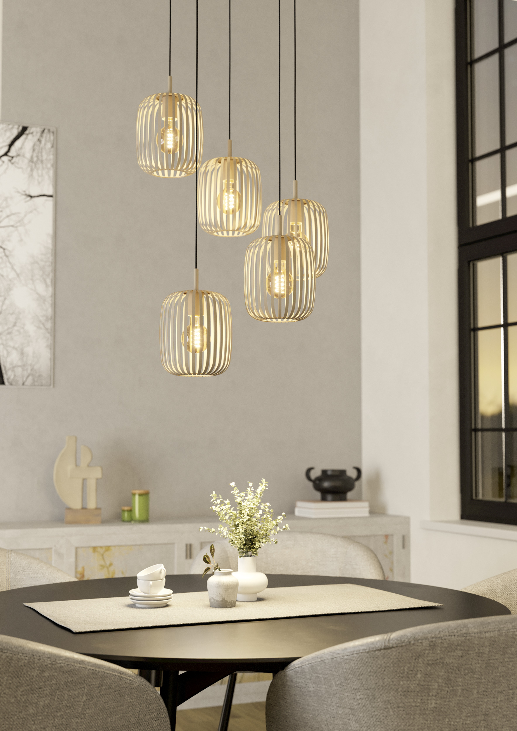 Eetkamer met hanglampen, tafel, stoelen, vazen en kunstwerken. Natuurlijk licht van een raam.