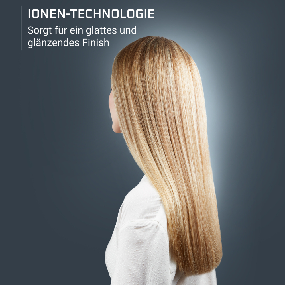 Kobieta z długimi, prostymi blond włosami. Ma na sobie białą koszulę. Tło to gradient od ciemnoniebieskiego do jasnoniebieskiego.