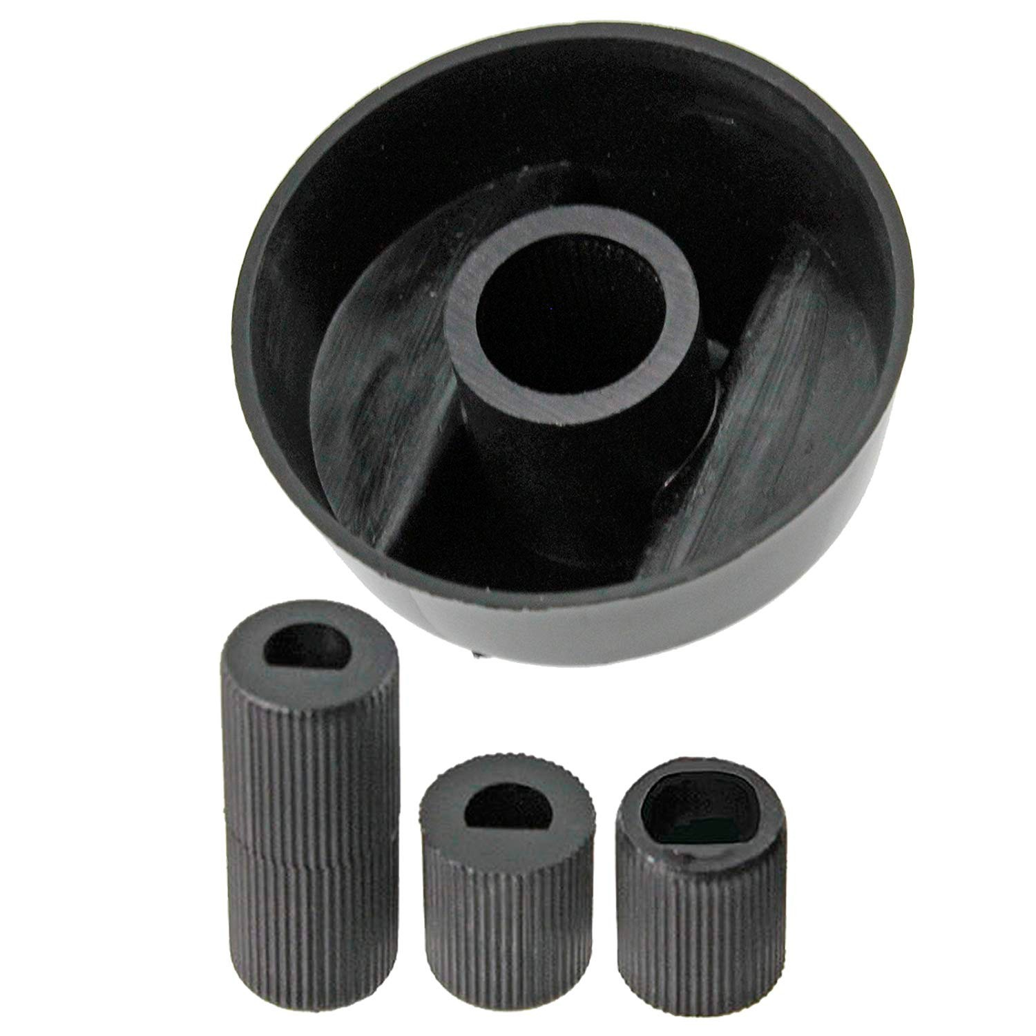 Perilla de plástico negro con un agujero central y tres piezas cilíndricas más pequeñas con lados acanalados y agujeros en la parte superior.