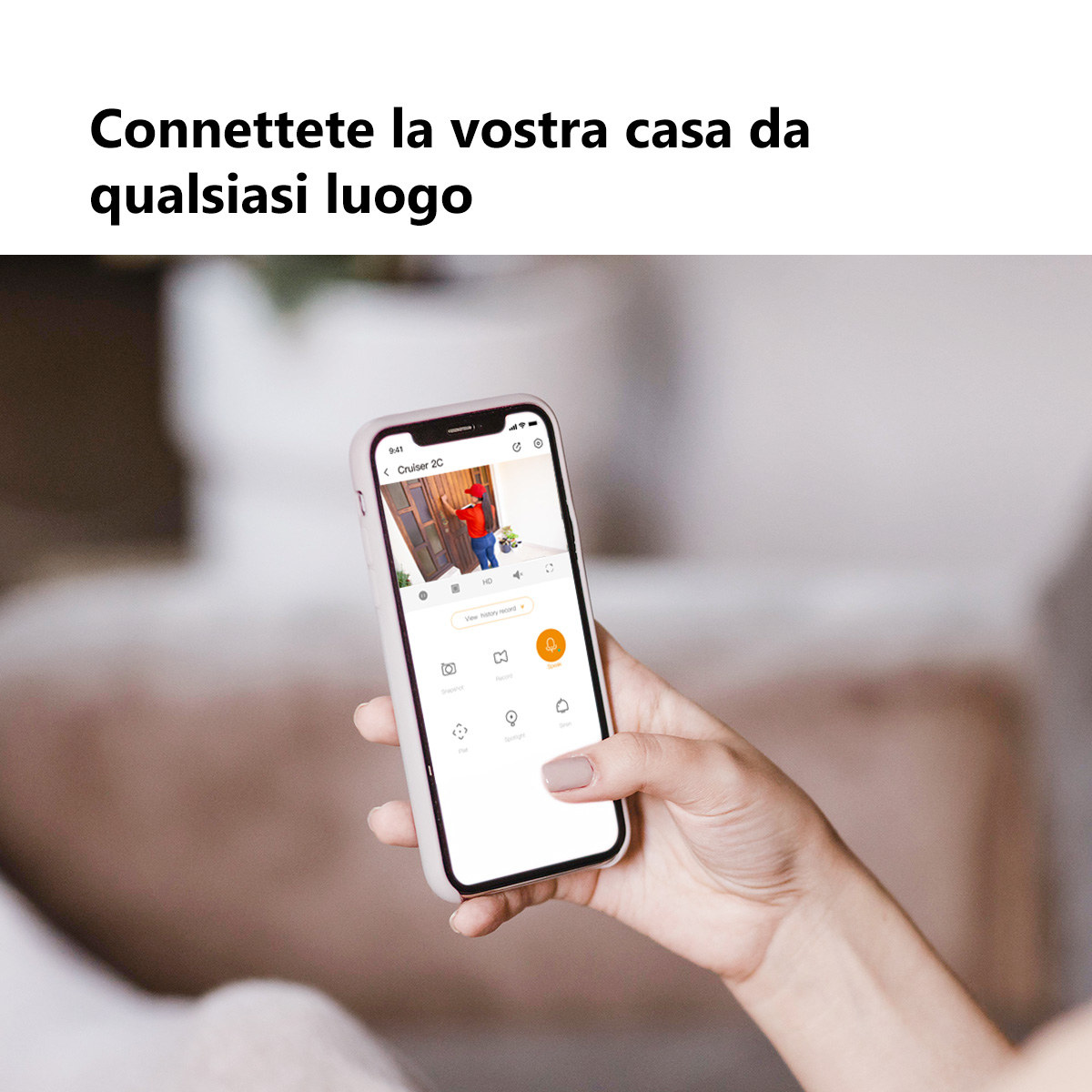 Ręka trzyma telefon z wideo z kamery bezpieczeństwa. Na kanale widać osobę przy drzwiach. U góry tekst brzmi: „Połącz swój dom”.