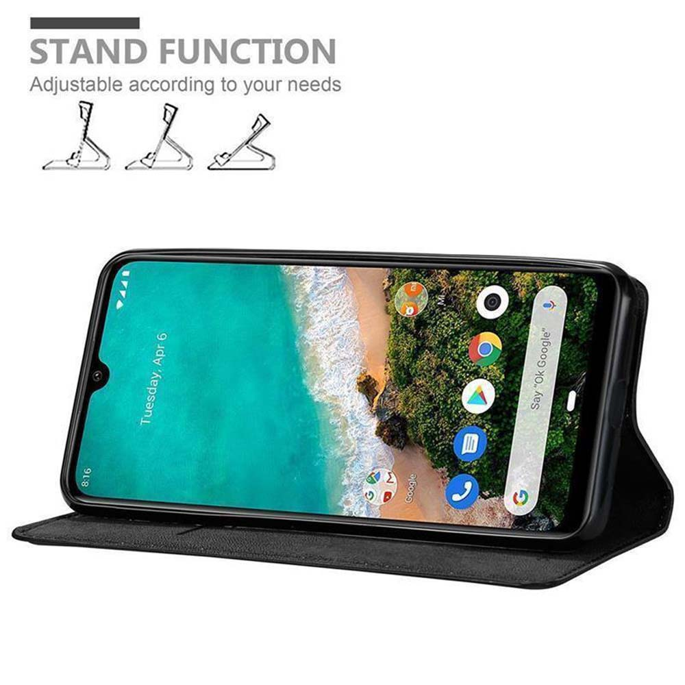 Ein Telefon in einer Hülle wird angezeigt, geöffnet und aufgestellt. Auf dem Bildschirm werden Uhrzeit, Datum und App-Symbole angezeigt. Die Hülle ist schwarz.