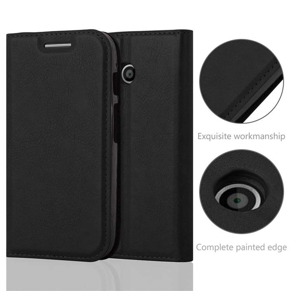 Custodia per telefono in pelle nera con foro per fotocamera e patta. Due cerchi mostrano i dettagli della custodia, uno con lavorazione squisita.