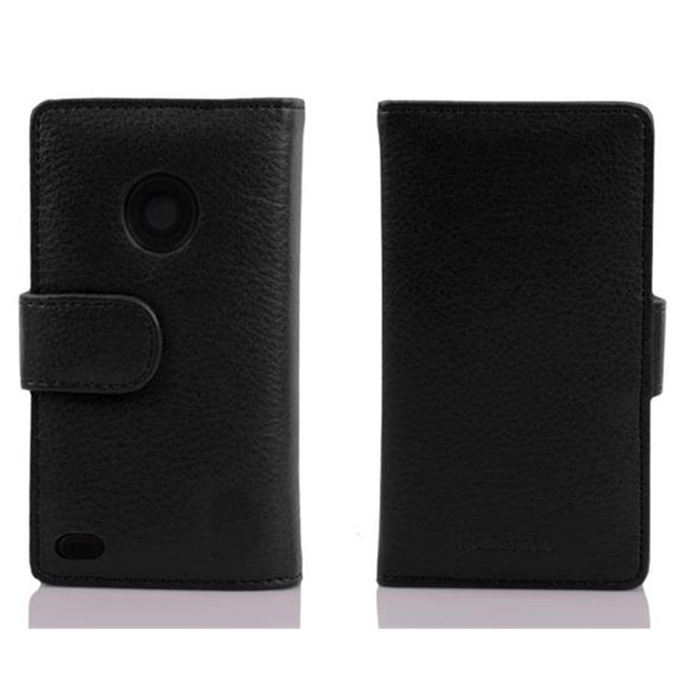 Dos fundas de teléfono de cuero negro. Una cerrada, con un agujero para la cámara y un cierre. La otra está abierta.