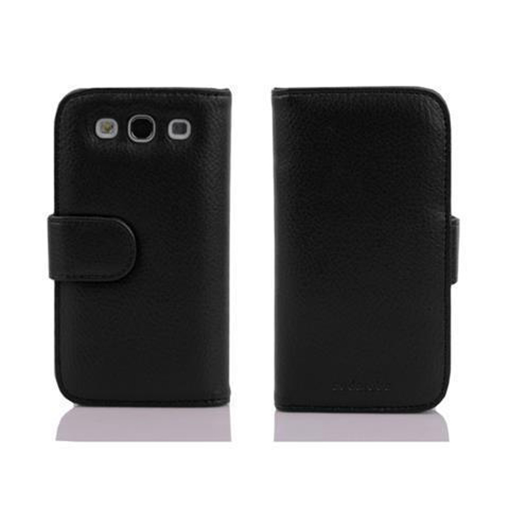 Sono esposte due custodie per telefono in pelle nera. Una è aperta, che mostra l'interno, l'altra chiusa, con chiusura magnetica.
