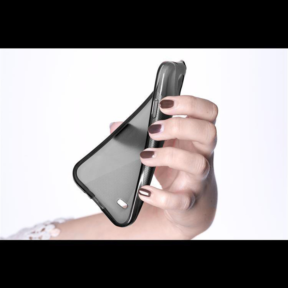 Una mano che tiene una custodia trasparente e nera per telefono. Le unghie sono dipinte di rosso scuro. Lo sfondo è bianco.