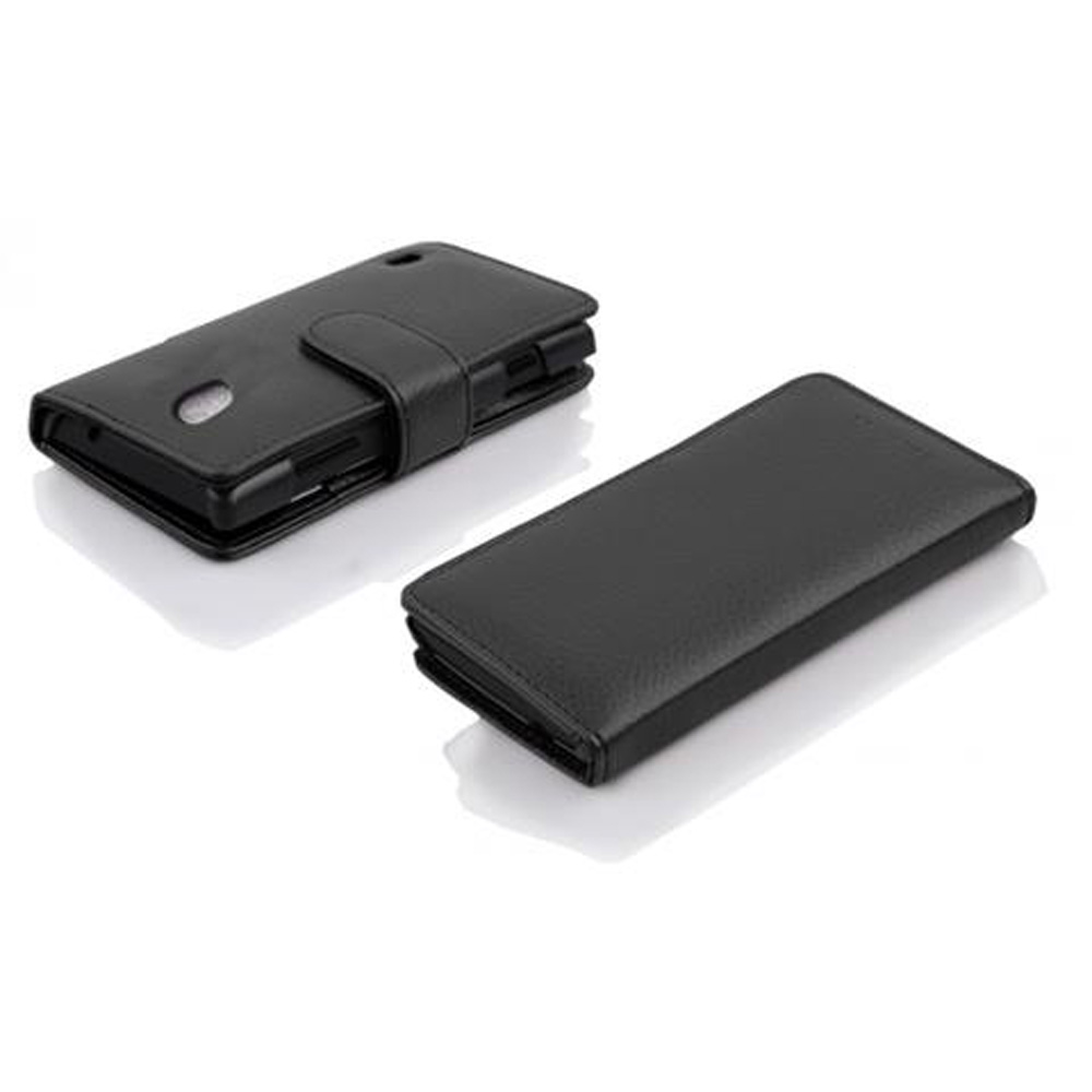 Dos fundas de teléfono de cuero negro se muestran en una superficie blanca. Una está abierta y la otra cerrada.