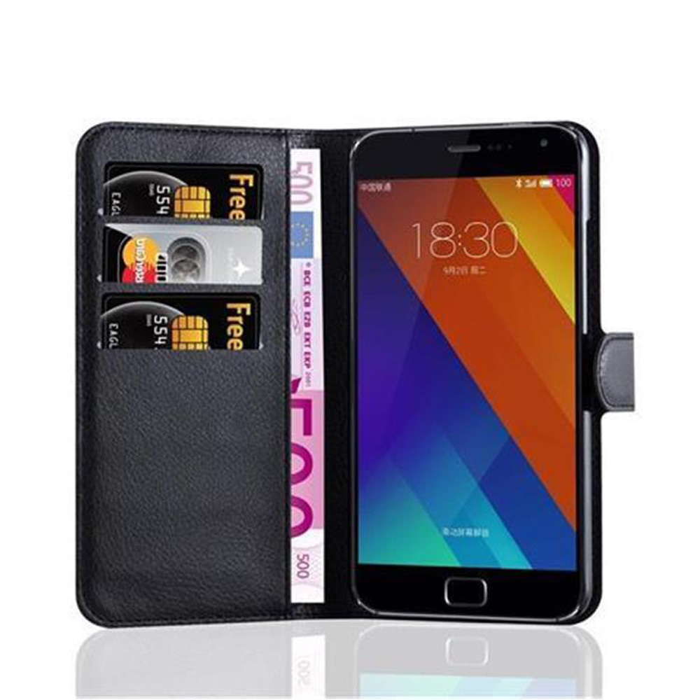 Ein Telefon in einem schwarzen Wallet-Case. Darin befinden sich Kreditkarten und ein 500-Euro-Schein. Das Telefon zeigt die Uhrzeit 18:30 an.