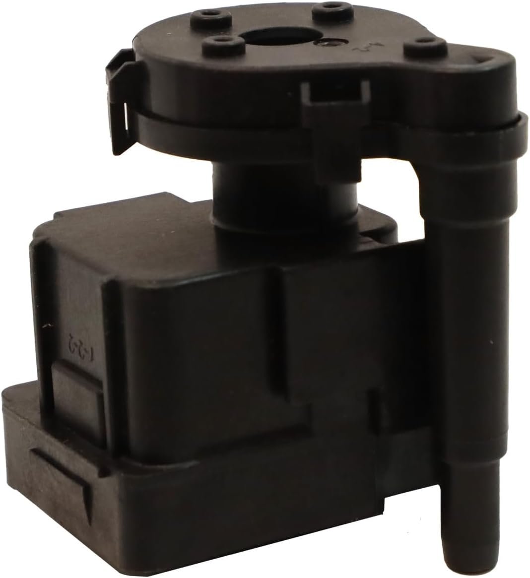 Un componente de plástico negro con base cuadrada, sección media cilíndrica y sección superior con agujeros y un tubo lateral.