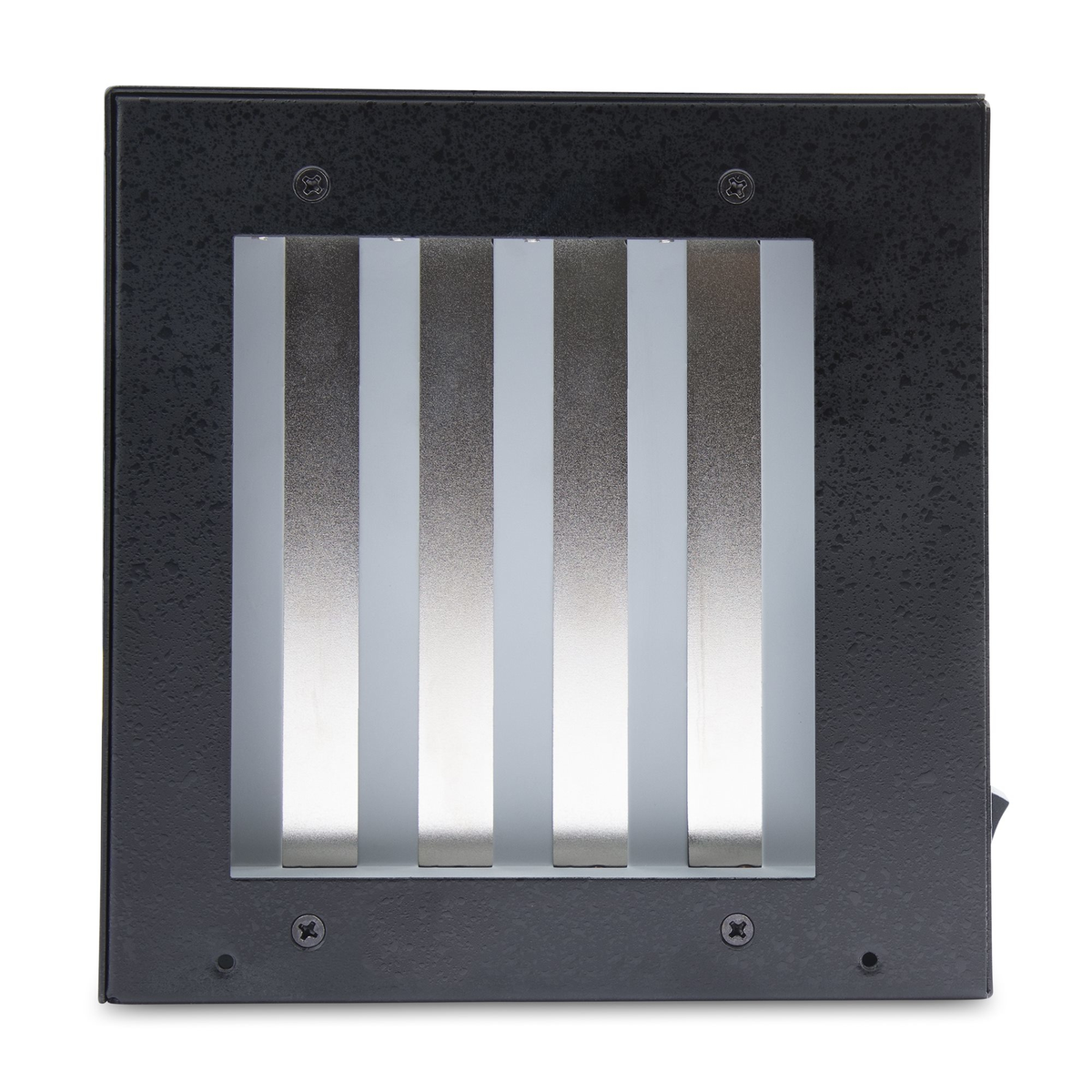 Una lámpara exterior cuadrada de metal negro con barras de luz verticales. Los tornillos aseguran la lámpara. Fondo blanco.