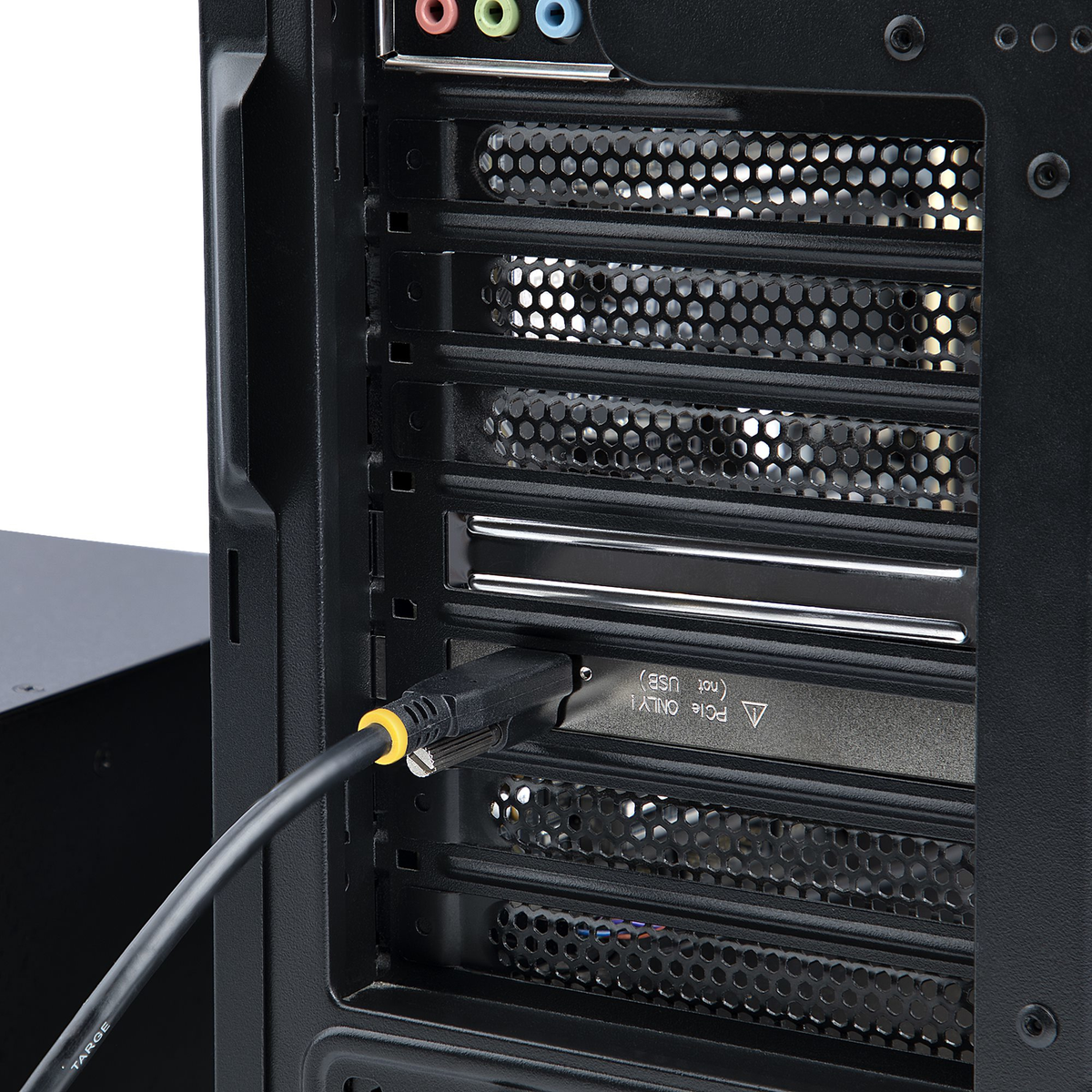 La parte trasera de una caja de ordenador con un cable USB conectado. La caja es negra, con orificios de ventilación y puertos de audio.