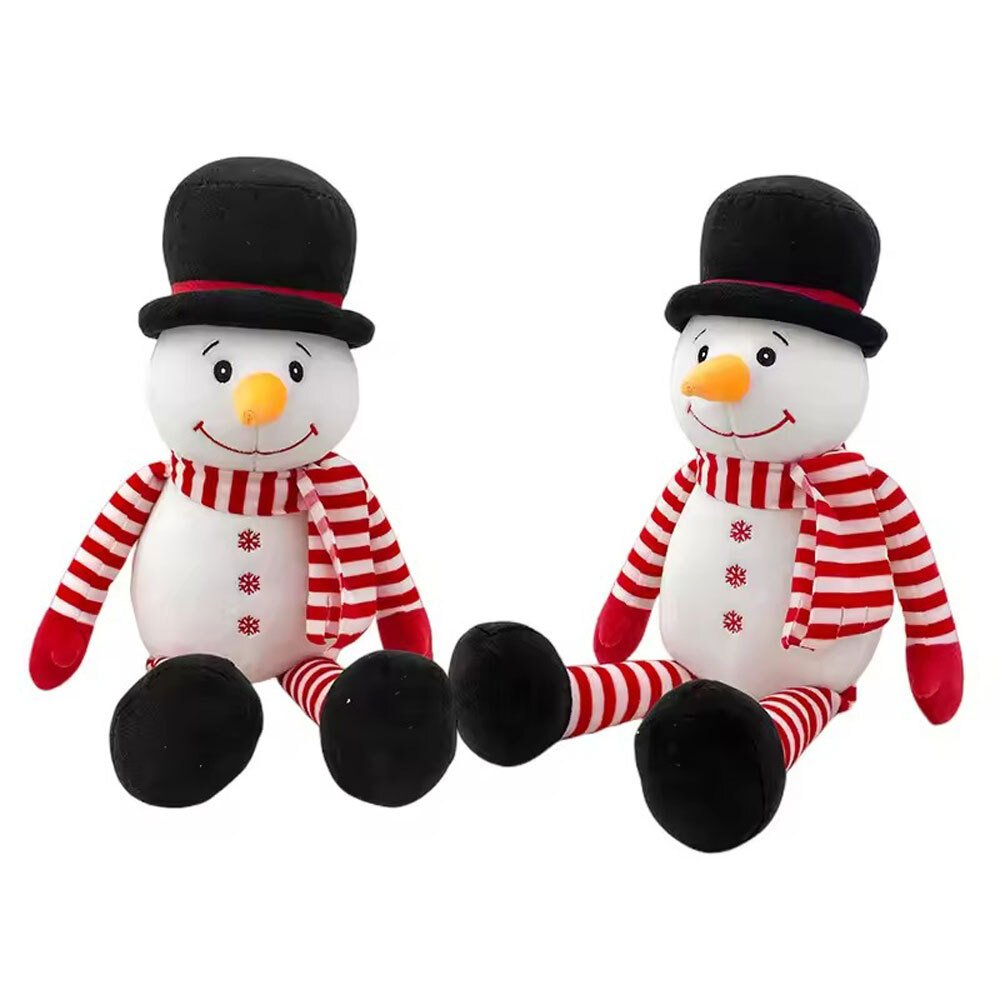 Dos muñecos de nieve de peluche con sombreros negros, bufandas a rayas rojas y blancas, narices de zanahoria y pies negros, sobre fondo blanco.