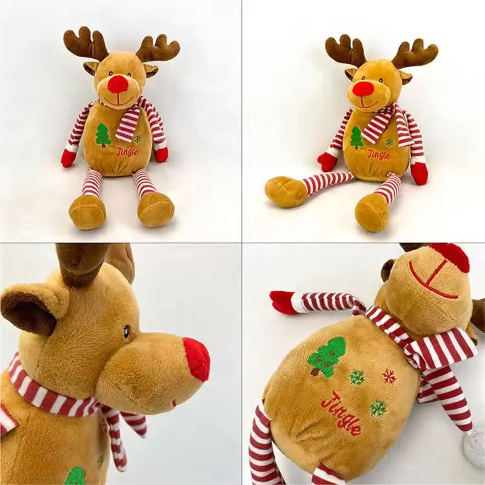 Una renna di peluche con corna marroni, naso rosso e sciarpa a righe. Ha zampe con motivi a righe rosse e bianche.