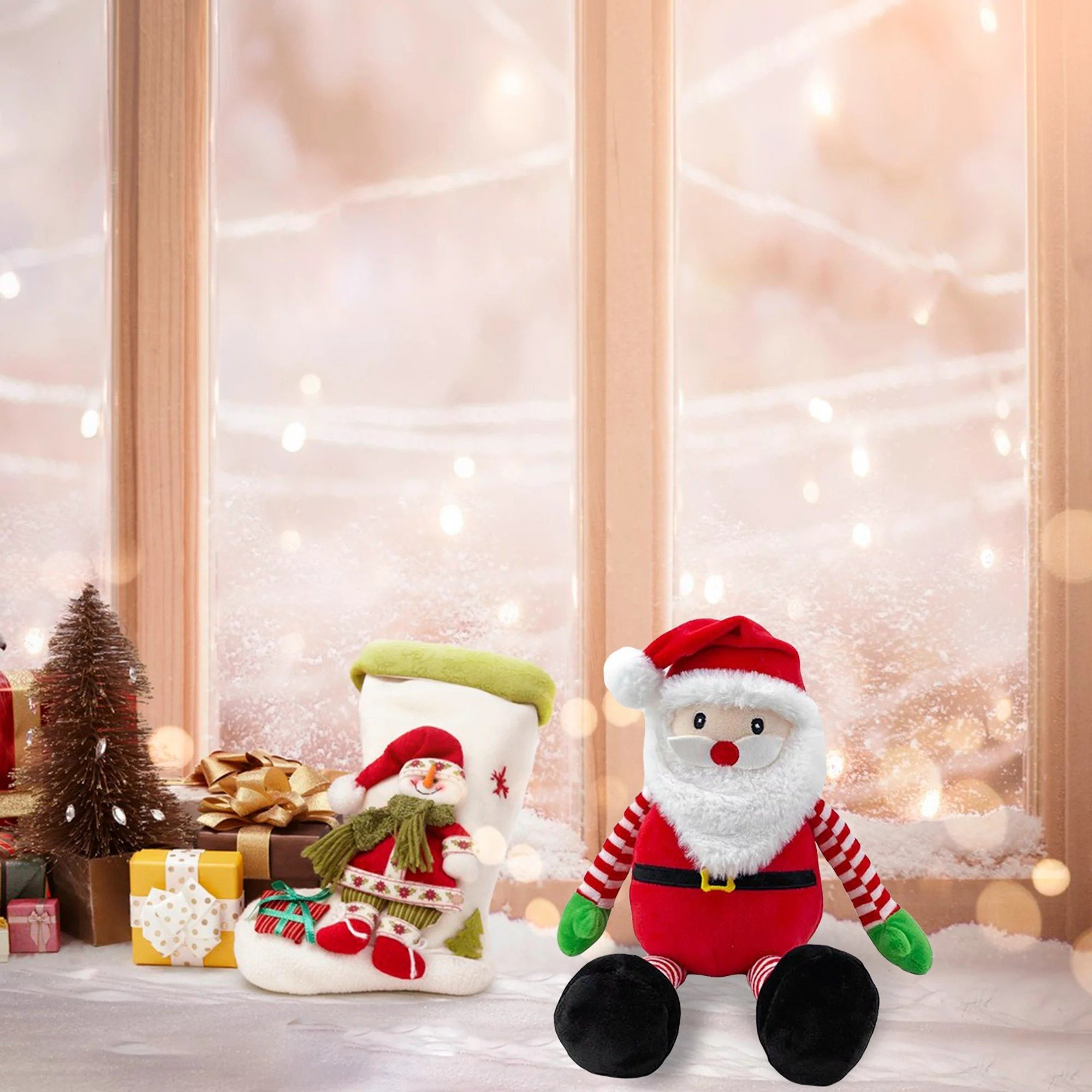 Una muñeca de Papá Noel se sienta junto a un calcetín navideño con un muñeco de nieve. Regalos y un arbolito en el fondo.
