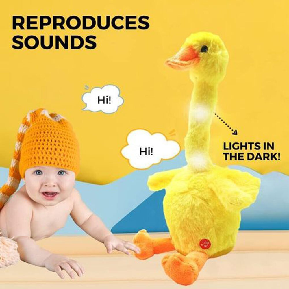 Un bambino con un cappello arancione guarda un'anatra giocattolo gialla che dice 'Ciao!'. L'anatra ha luci e piedi arancioni.