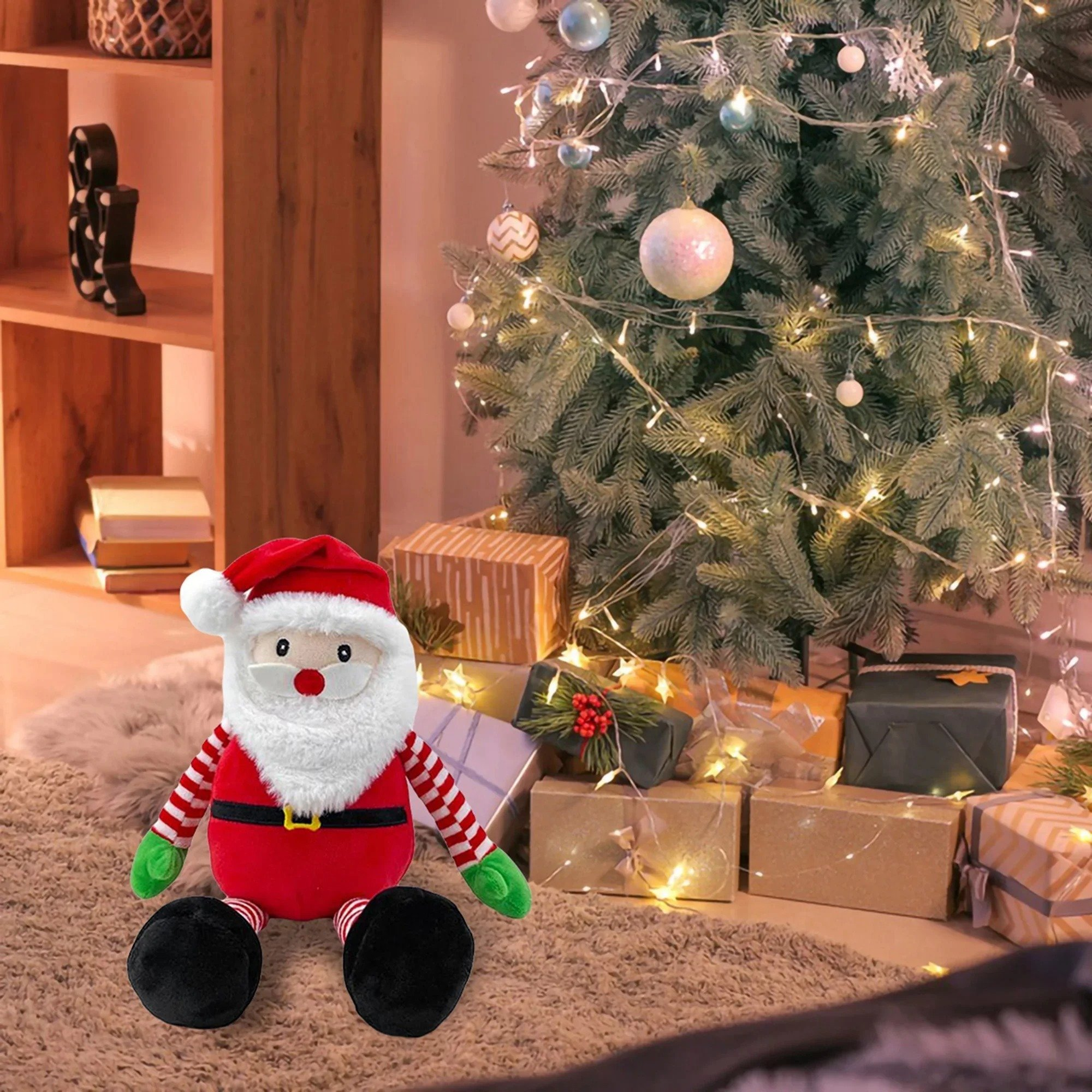Peluche de Papá Noel en alfombra frente a árbol de Navidad con regalos. Estante a la izquierda.
