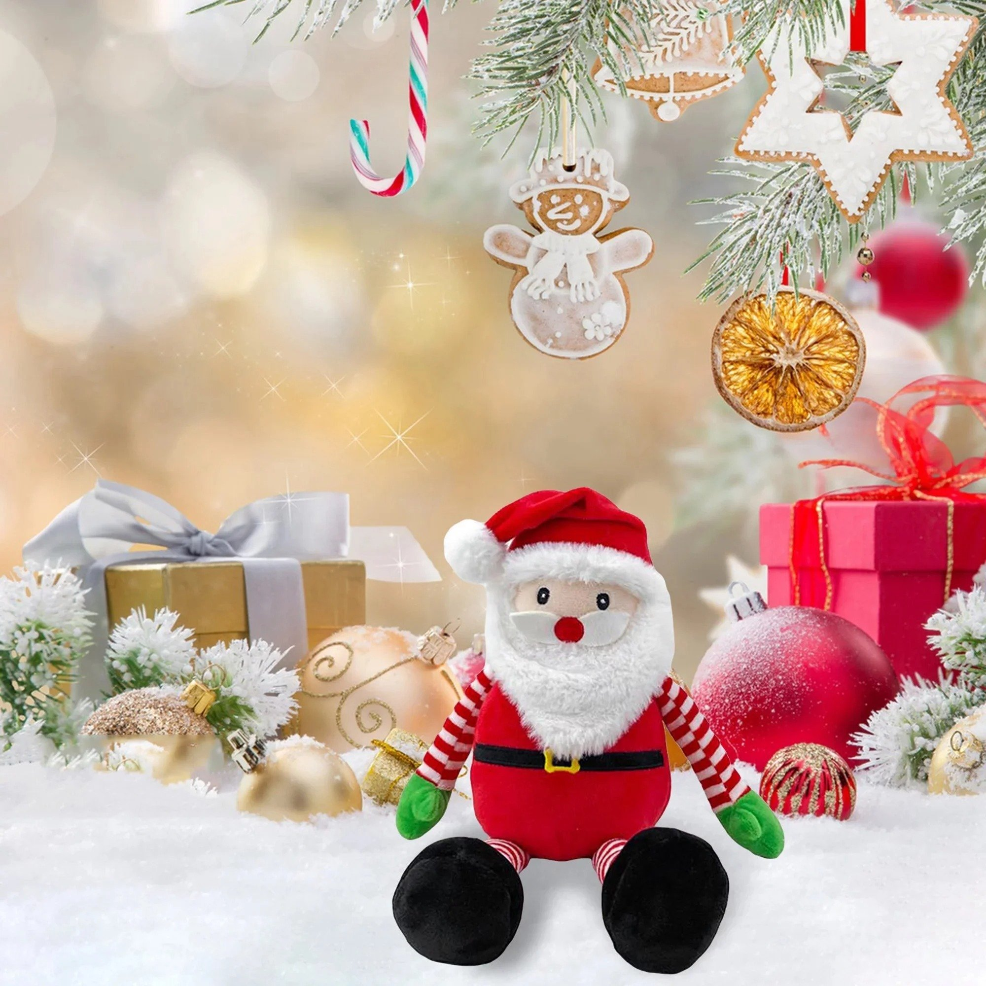 Una muñeca de Papá Noel se encuentra entre decoraciones navideñas. Se ven adornos, regalos y galletas de jengibre.