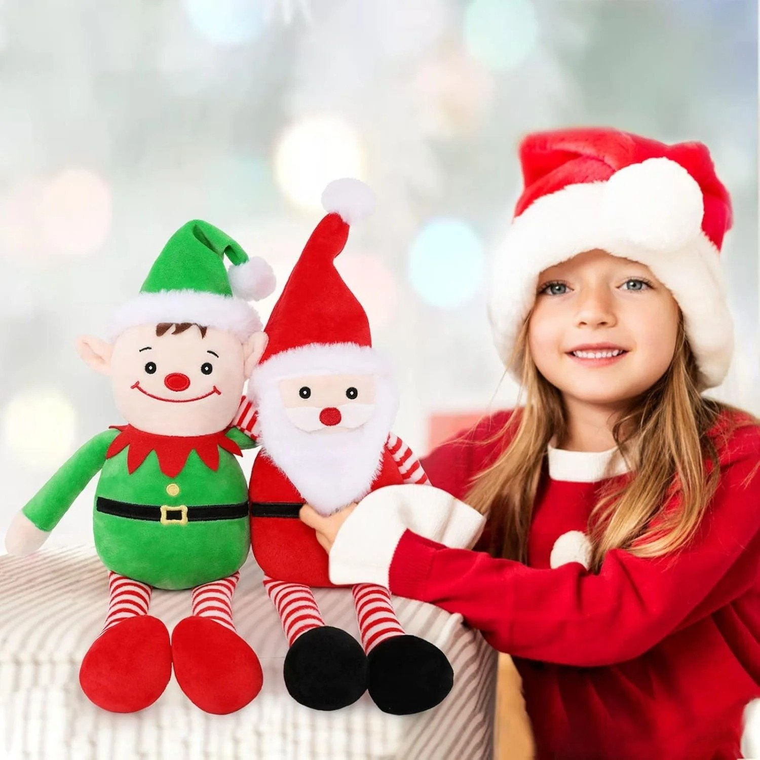 Una ragazza con cappello e maglione di Babbo Natale sorride accanto a peluche di elfo e Babbo Natale. Scena festosa con sfondo bokeh.
