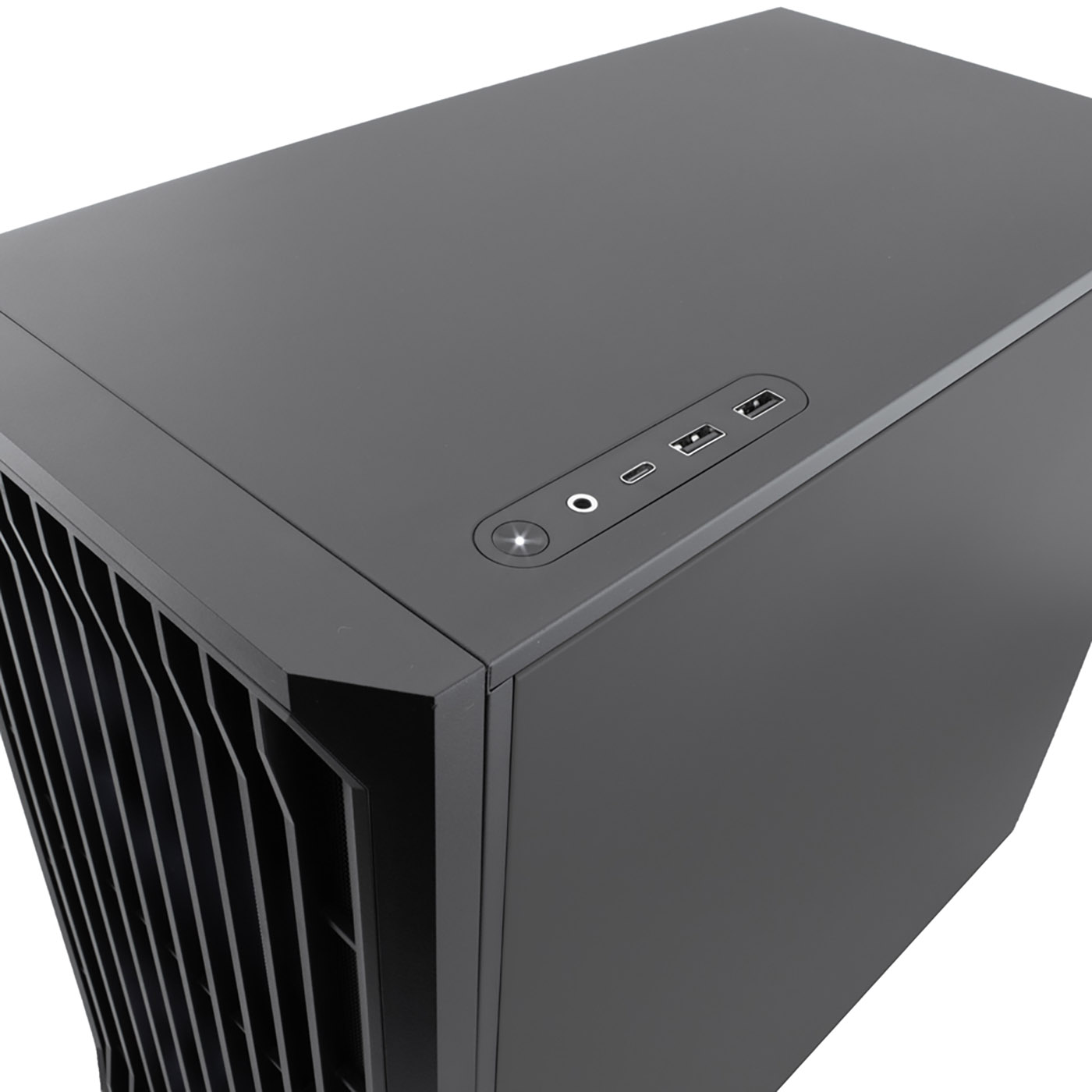 Se muestra una caja de computadora gris oscuro desde una vista superior en ángulo. Tiene un botón de encendido, puertos USB y conectores de audio.