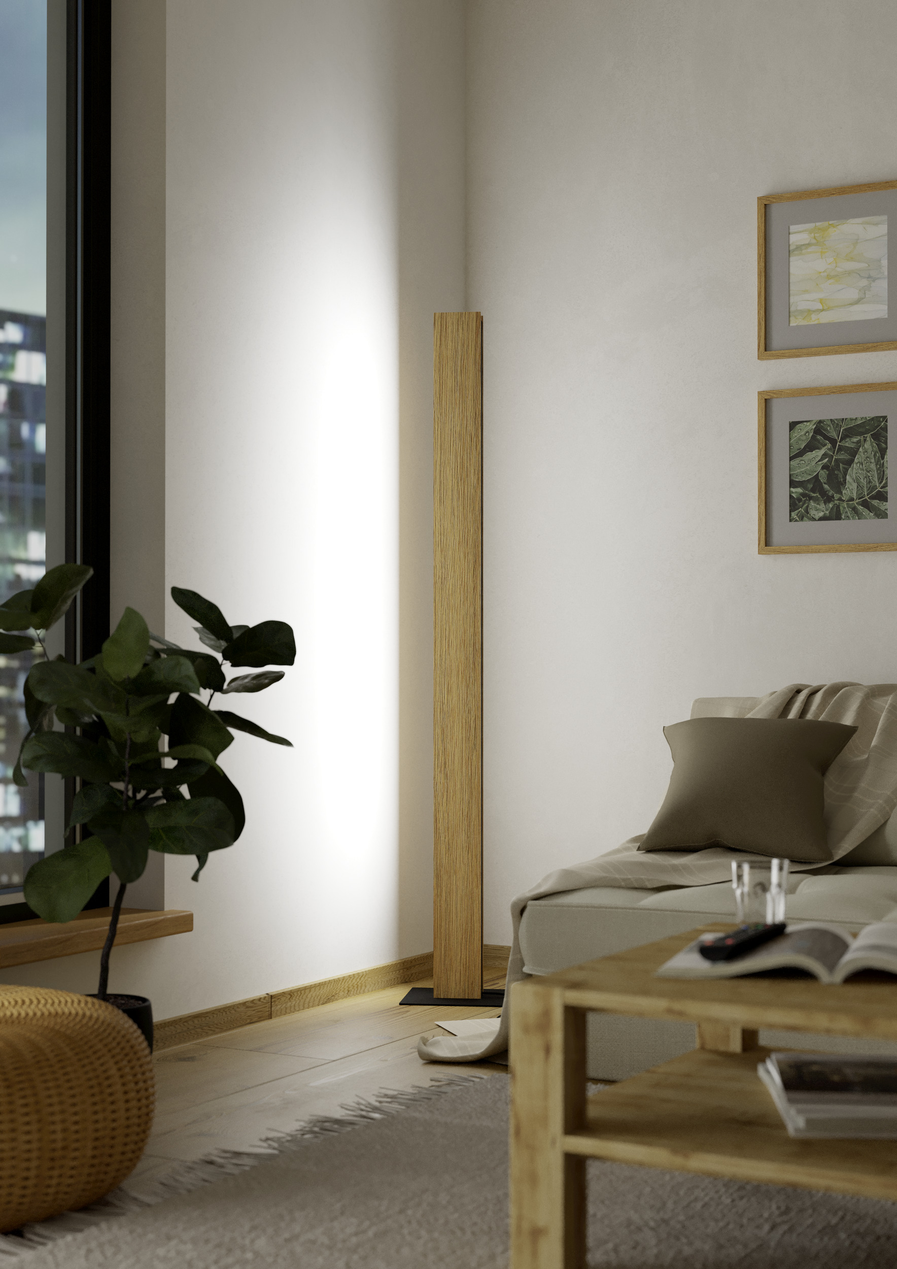 Ein modernes Wohnzimmer mit hoher Holzlampe, Sofa, Pflanze und Bildern. Das Fenster zeigt eine Stadtansicht.