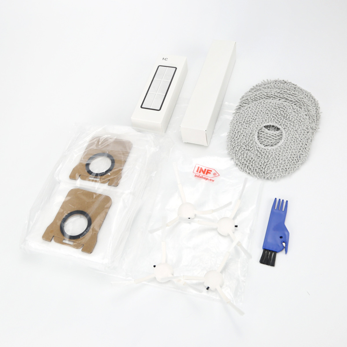 Akcesoria do robota sprzątającego na białym tle: worki, szczotki, nakładki do mopa, pudełka i niebieskie narzędzie do czyszczenia.