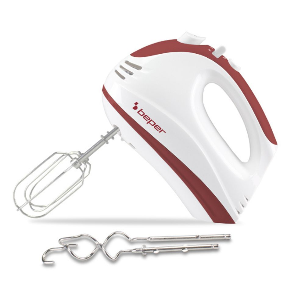Un frullatore a mano Beper bianco e bordeaux con due set di accessori su sfondo bianco.