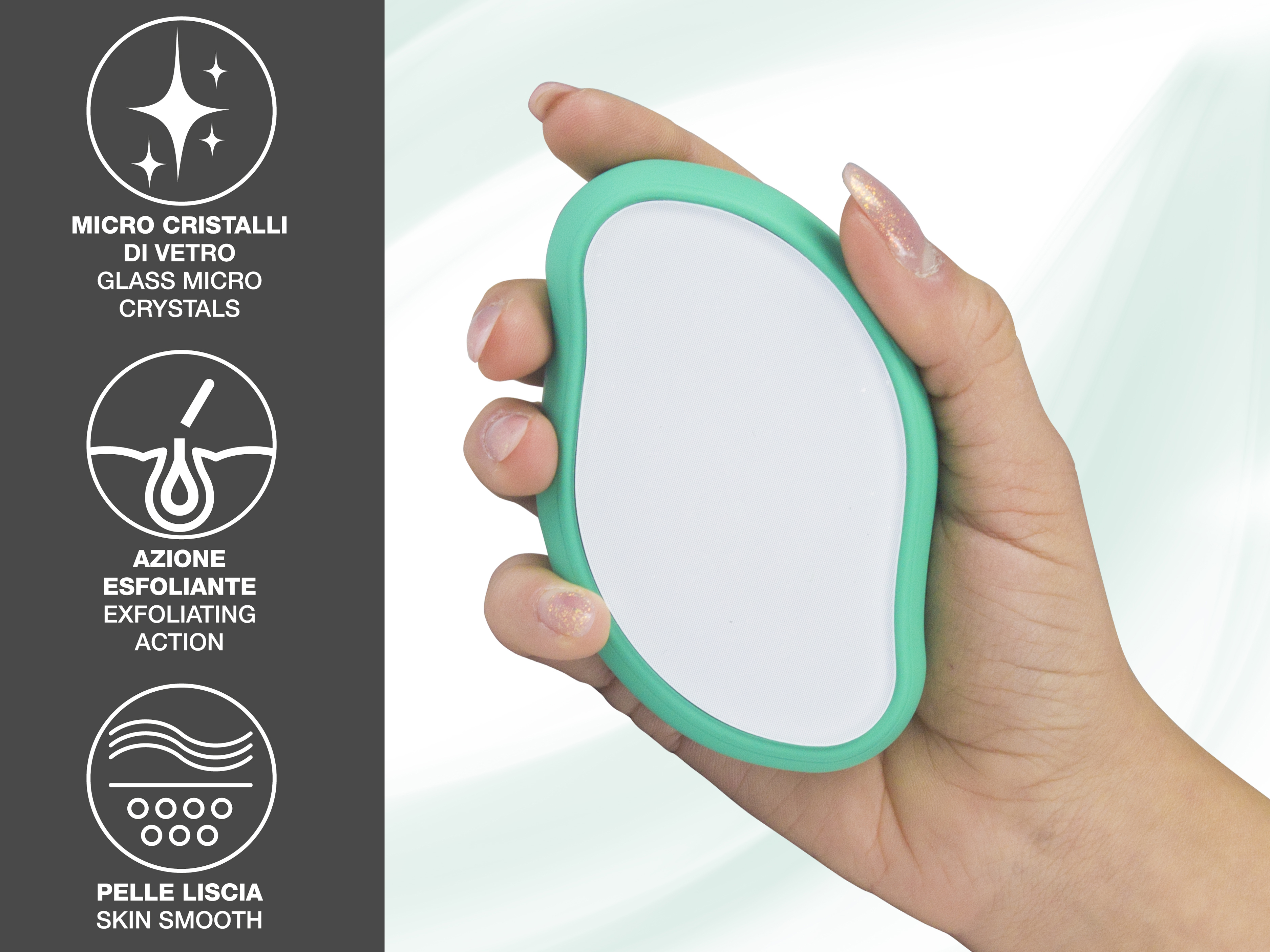 Una mano tiene uno strumento esfoliante con bordo verde e superficie bianca. Il testo a sinistra descrive la sua funzione: levigatura della pelle.