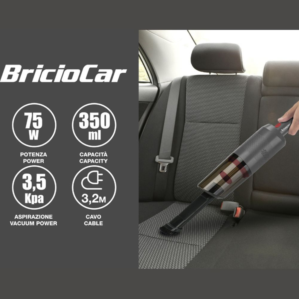 Un aspirapolvere portatile viene utilizzato su un sedile dell'auto. L'aspirapolvere è nero e grigio. Il testo visualizza: BricioCar, 75W, 350ml, 3,5Kpa, 3,2m.