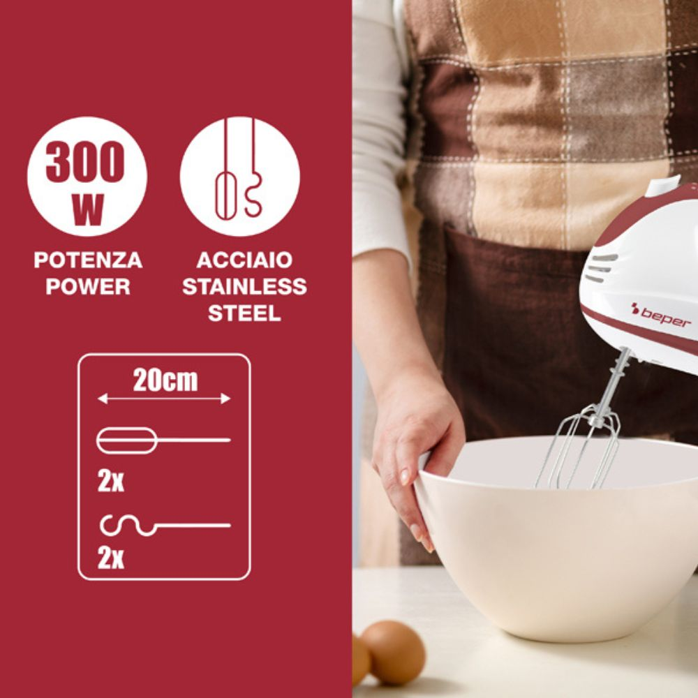 Una persona usa un frullatore elettrico bianco e rosso su una ciotola. Ci sono indicatori di testo sul lato sinistro dell'immagine.