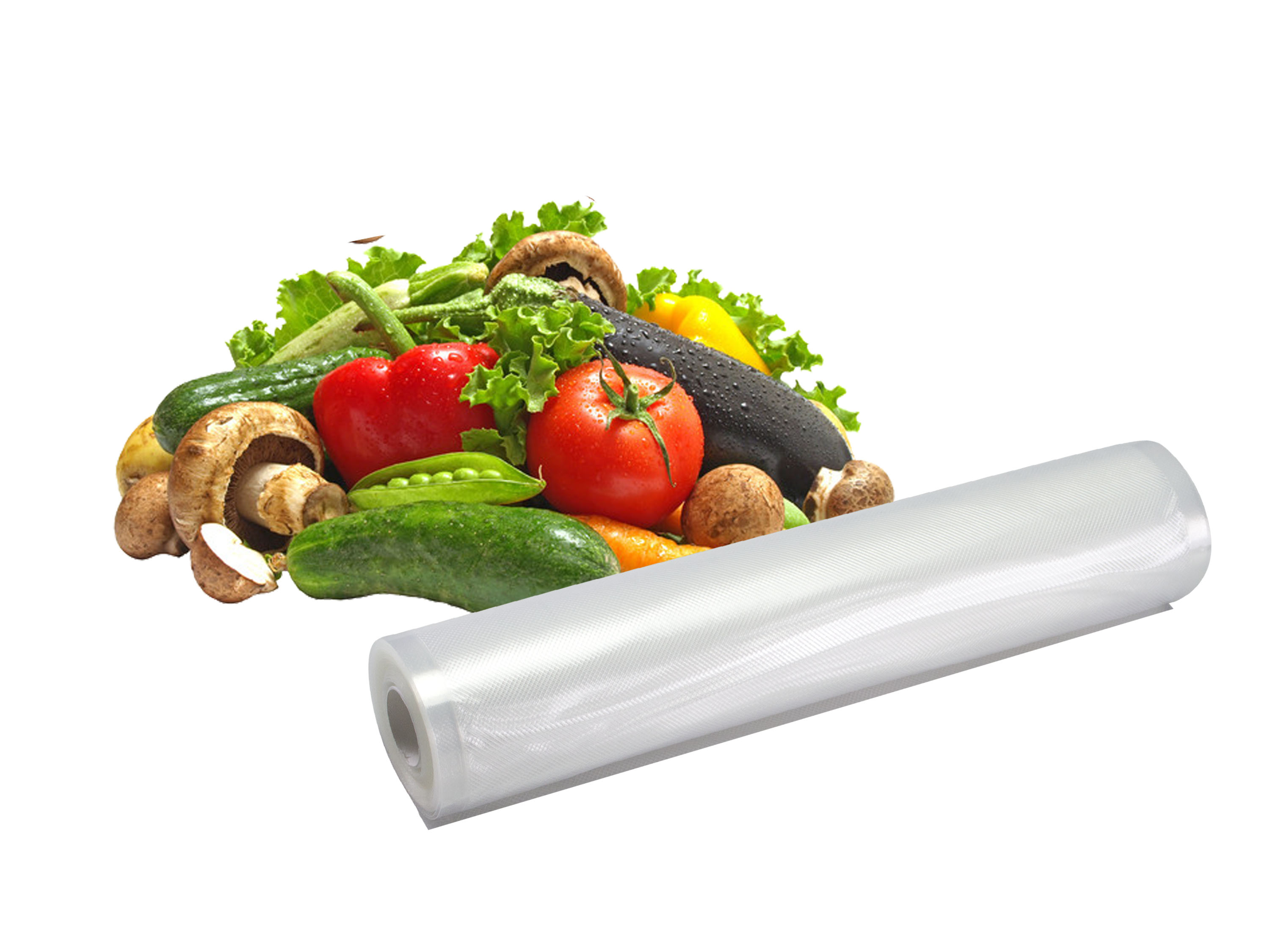 Verdure fresche e funghi vicino a un rotolo di pellicola trasparente su sfondo bianco.