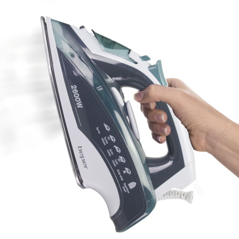 Una mano tiene un ferro da stiro verde acqua e bianco con il marchio 'beper'. Ha pulsanti e impostazioni e un cavo.