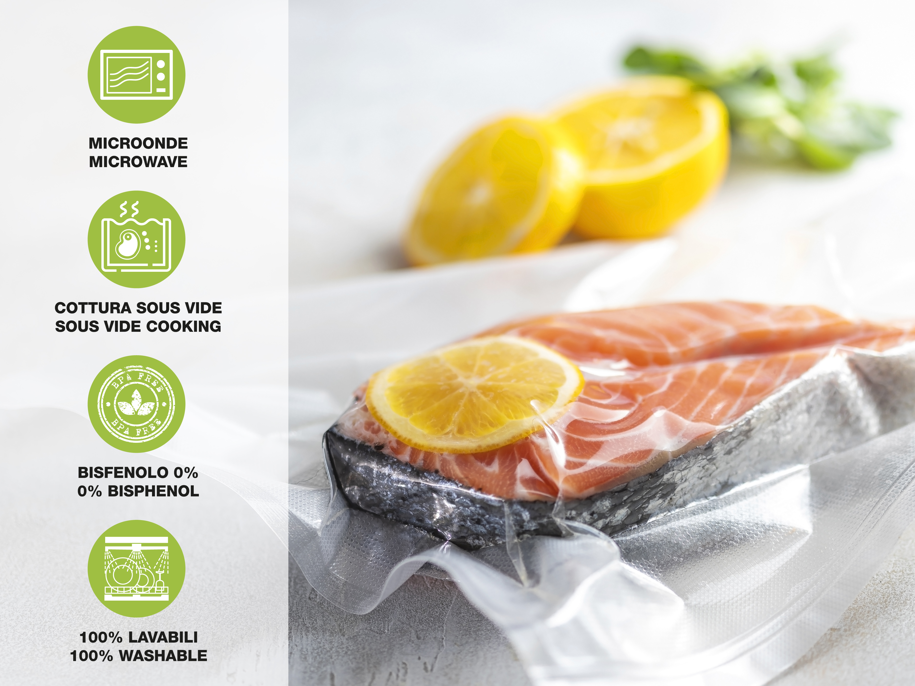 Un filetto di salmone con una fetta di limone, confezionato sottovuoto. Sullo sfondo, fette di limone e foglie verdi.