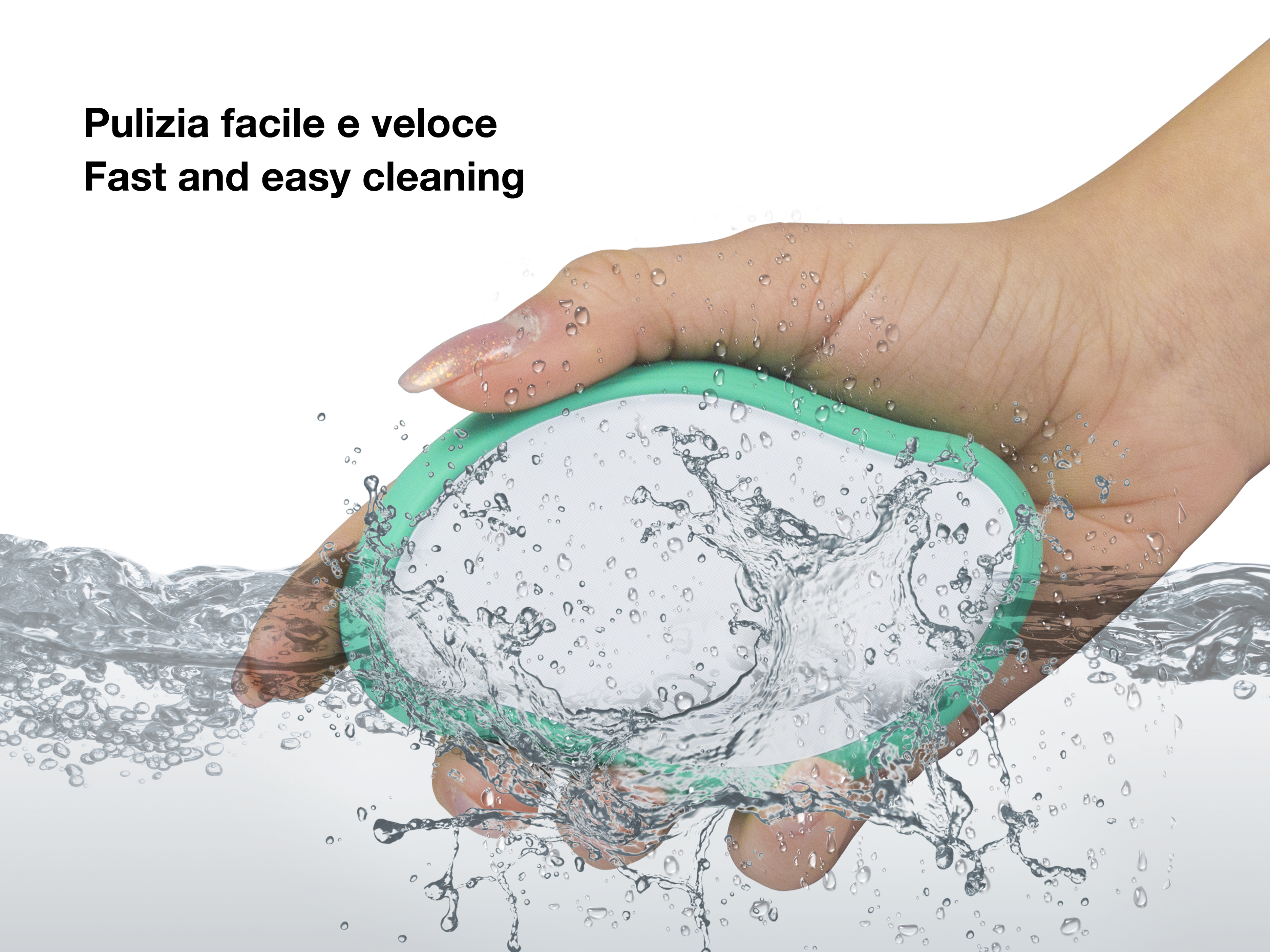 Una mano tiene un tampone per la pulizia con bordo verde sott'acqua, schizzi d'acqua.