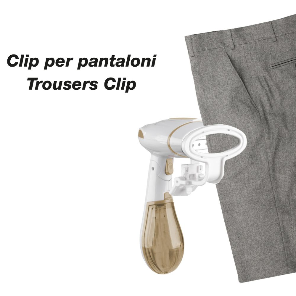 Un vaporizzatore per indumenti bianco e oro aggancia un pantalone grigio. Il testo recita: 'Clip per pantaloni, Trousers Clip'.