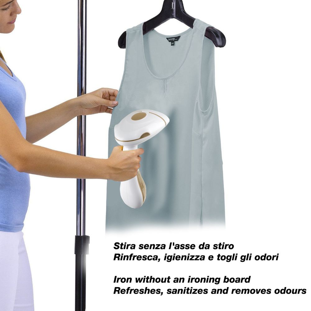 Una donna stira un top azzurro con un vaporizzatore portatile. Il top è appeso a una gruccia nera, testo in basso.