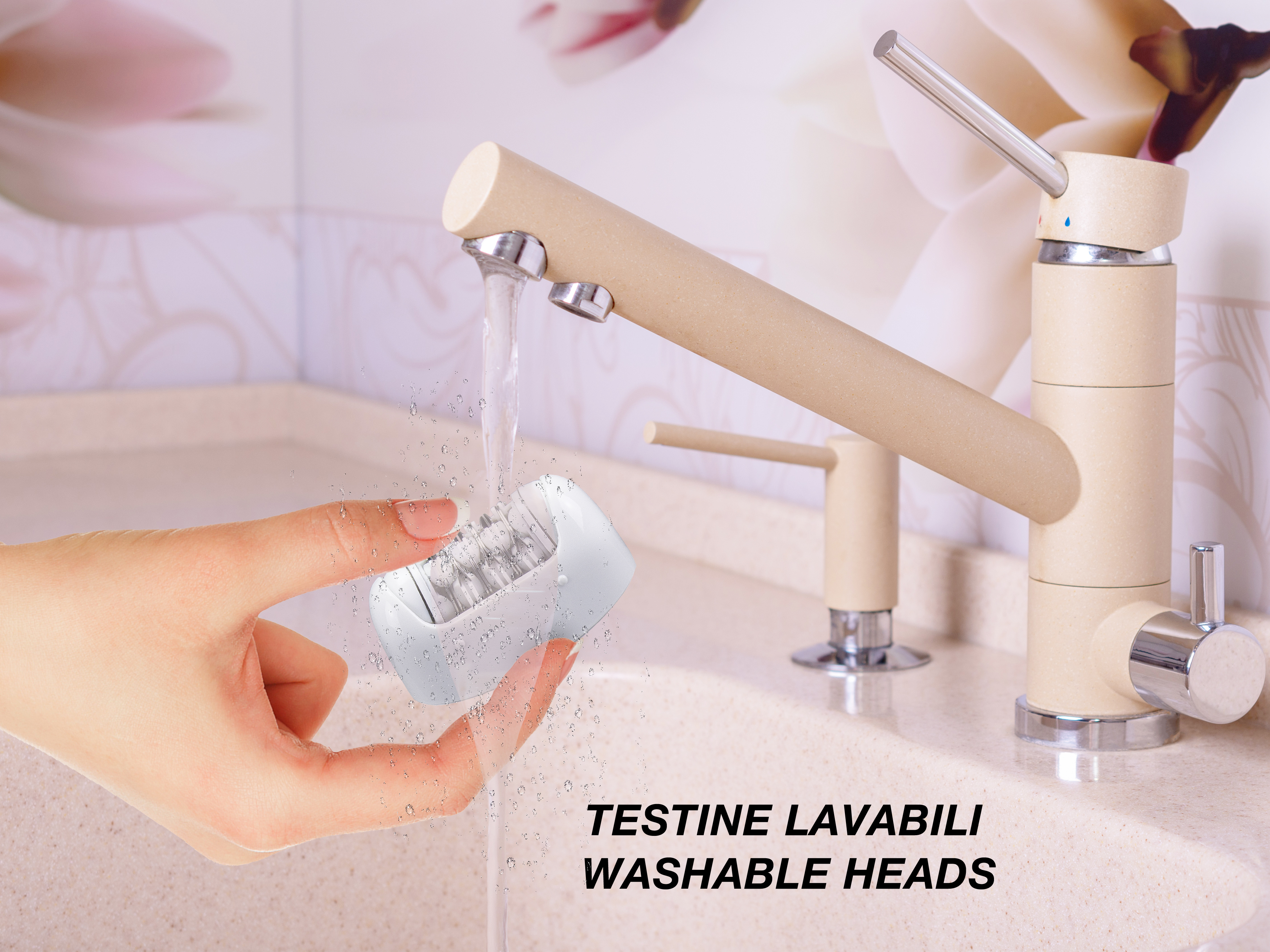 Una mano tiene una testina sotto l'acqua corrente. Un rubinetto beige è sullo sfondo. Il testo dice 'Testine lavabili'.