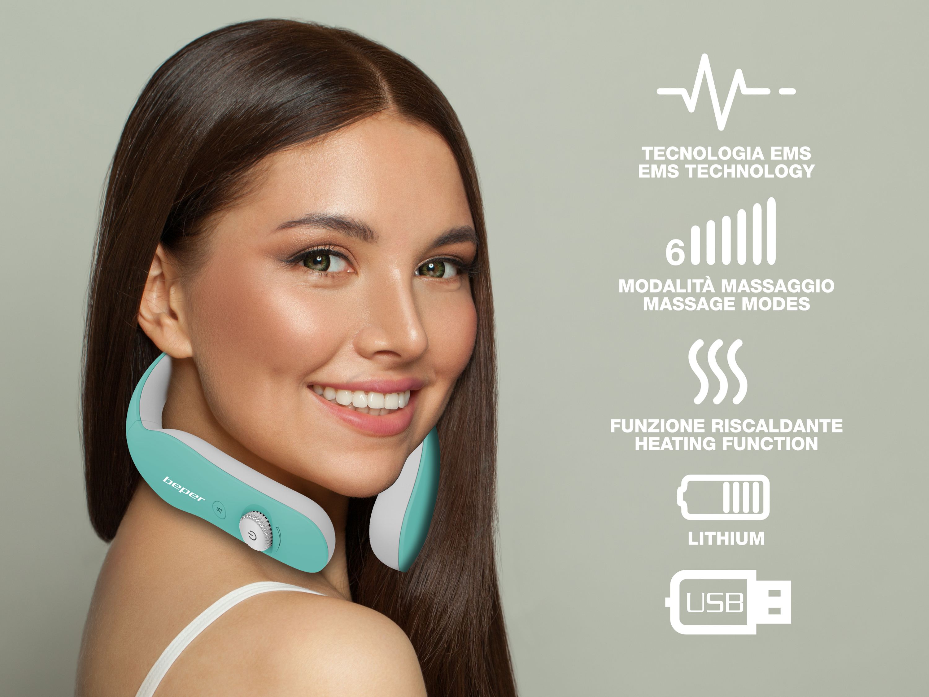 Una donna sorride con un massaggiatore per il collo blu. Le etichette descrivono funzioni come la tecnologia EMS.