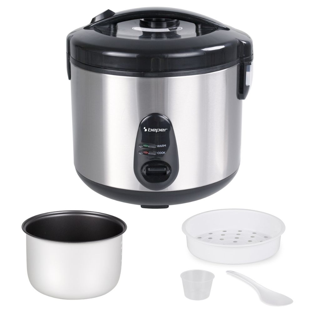 Una cuociriso Beper in acciaio inossidabile con accessori: pentola interna, vaporiera, tazza e cucchiaio. Coperchio nero e pannello comandi.