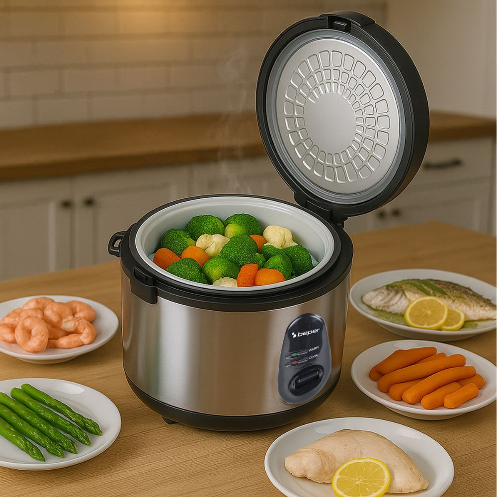 Una cuociriso con verdure all'interno, circondata da piatti di cibo: gamberi, pesce, carote, pollo, asparagi e fette di limone.