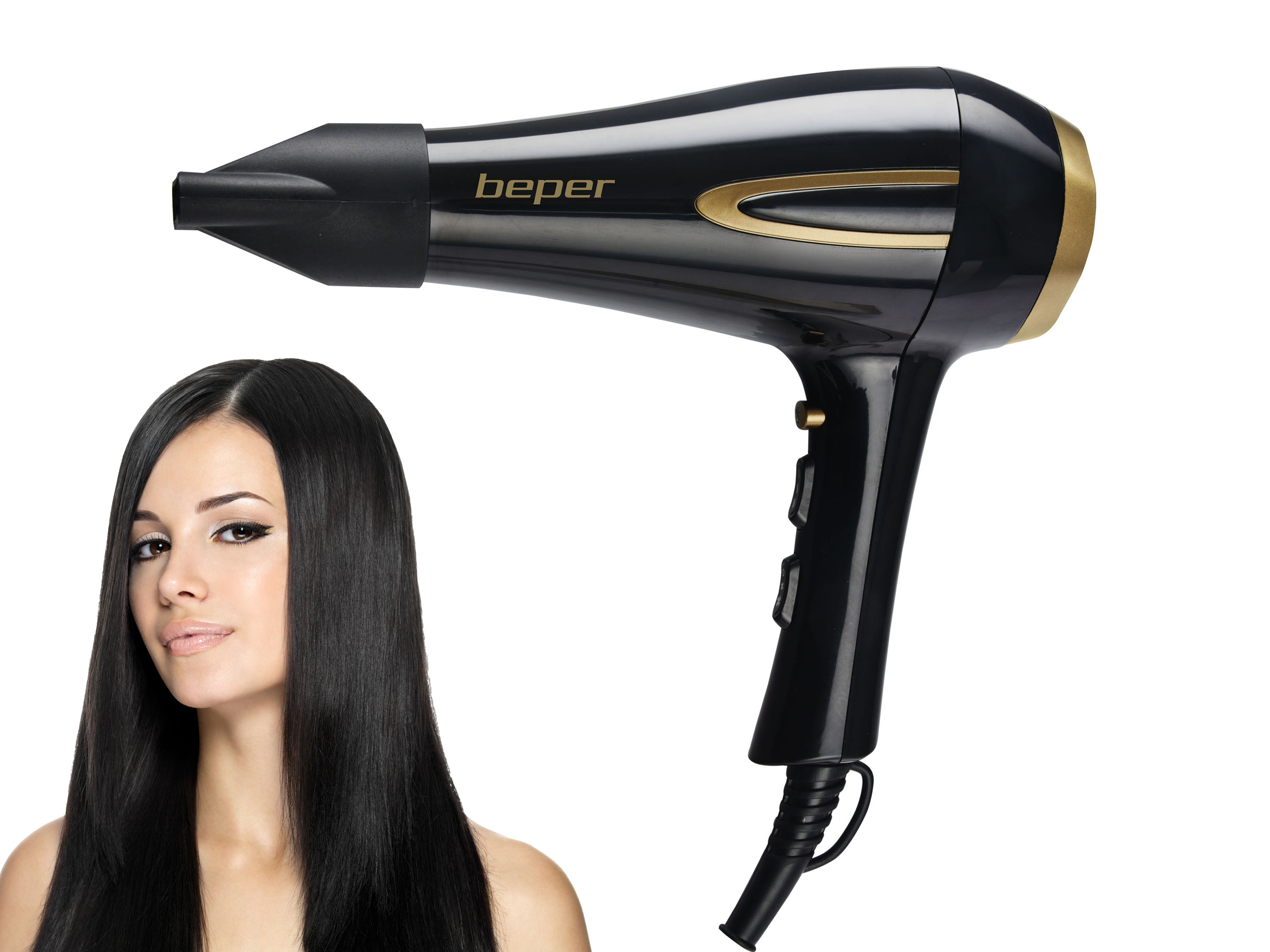 Una donna con capelli neri lisci e un asciugacapelli nero con dettagli dorati su sfondo bianco.