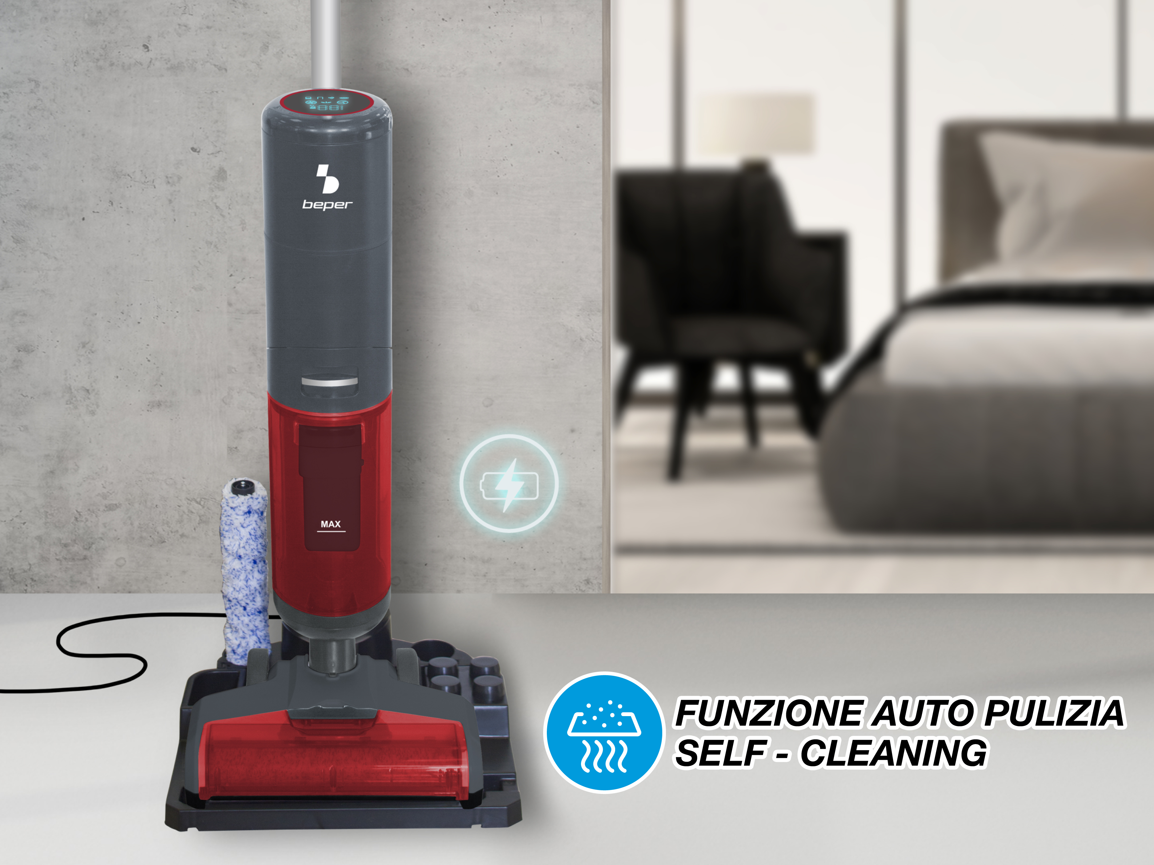 Un aspirapolvere verticale rosso e grigio. Una camera da letto è sullo sfondo. L'aspirapolvere ha una funzione autopulente.
