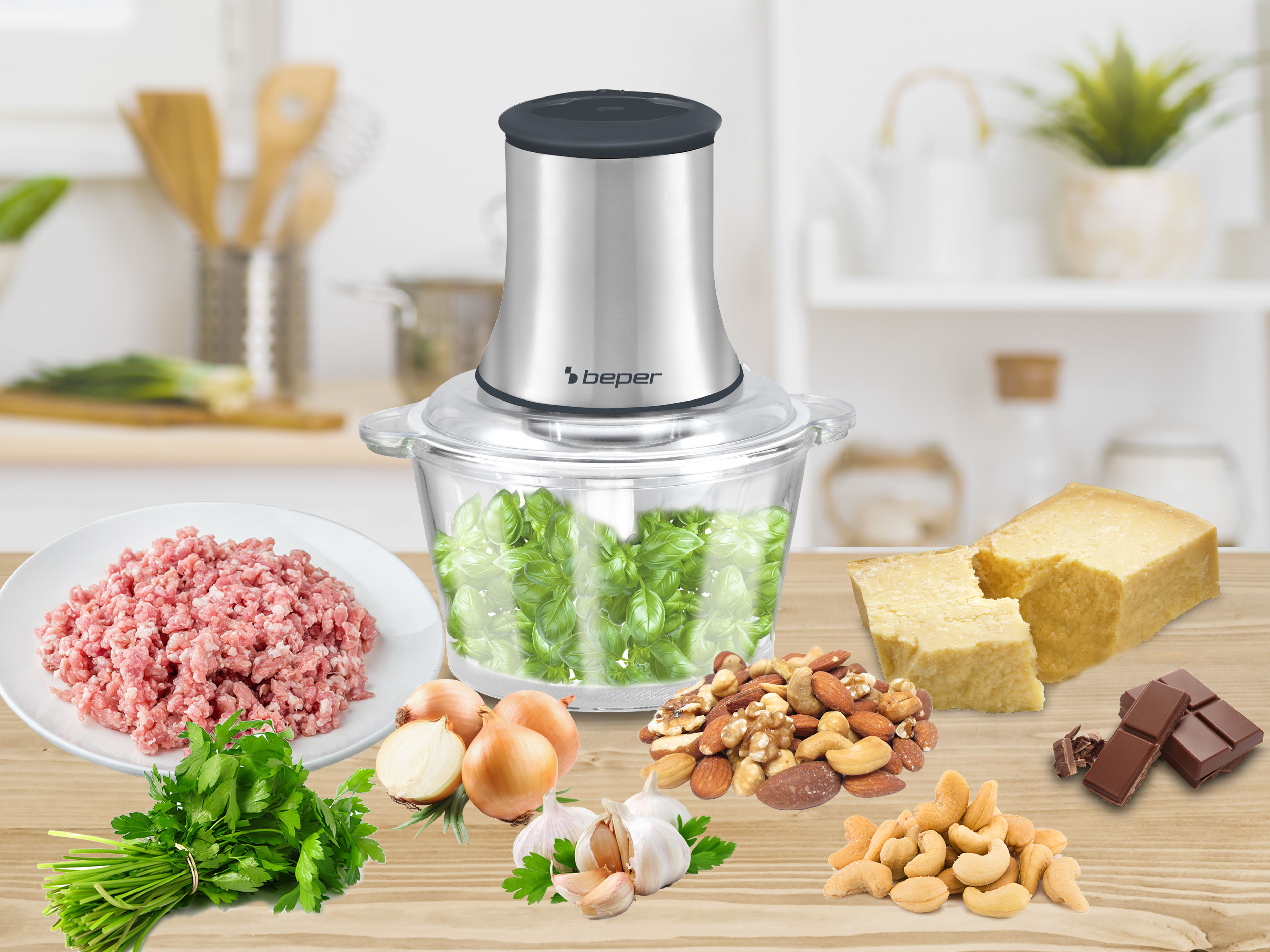 Un robot da cucina con ingredienti come carne, basilico, formaggio, noci, aglio e cipolle, su legno.
