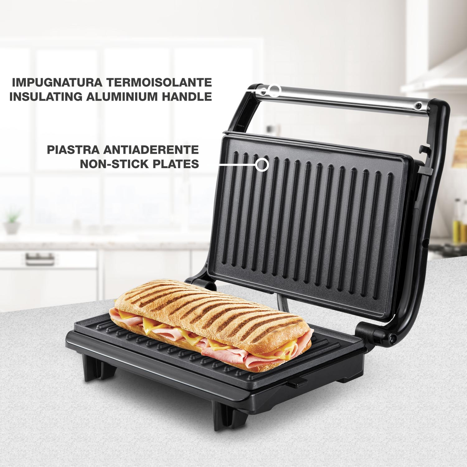 Una piastra per panini con un panino all'interno. La piastra è nera, il panino ha prosciutto e formaggio. Sfondo cucina.