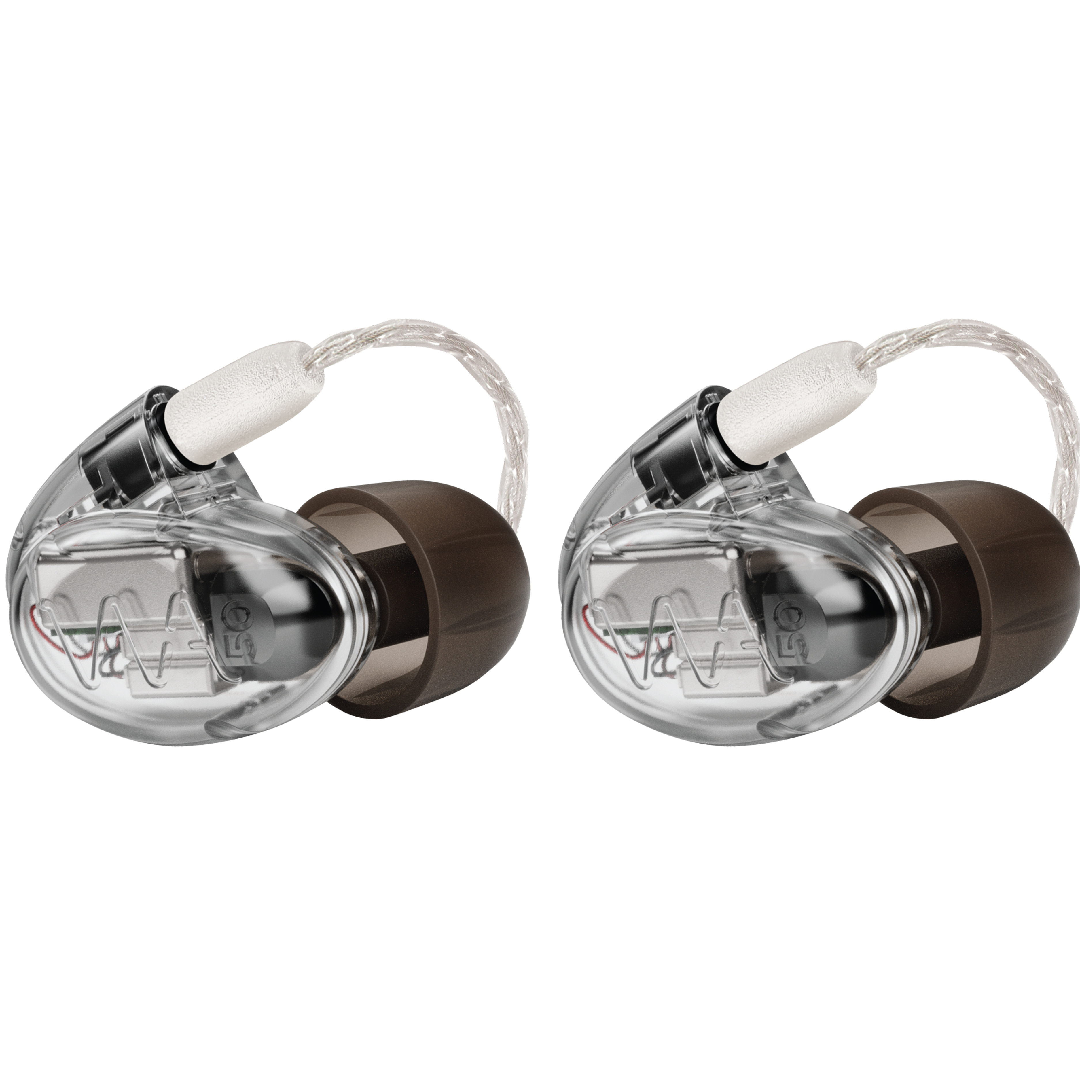 Twee in-ear koptelefoons. Ze hebben transparante behuizingen, bruine oordopjes en witte oortipjes. Witte achtergrond.
