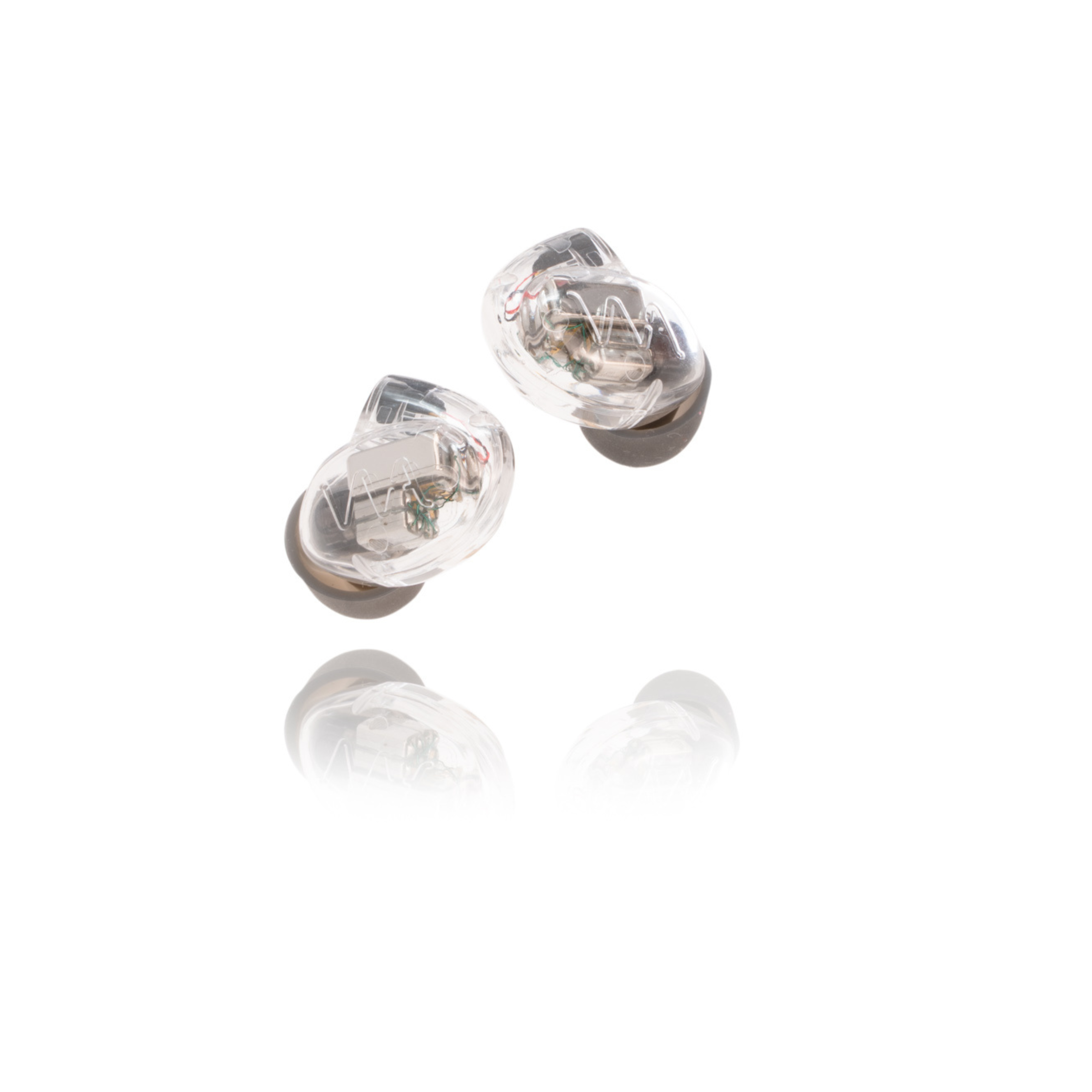 Twee transparante in-ear monitors met zichtbare interne componenten, zwevend tegen een witte achtergrond met reflecties.
