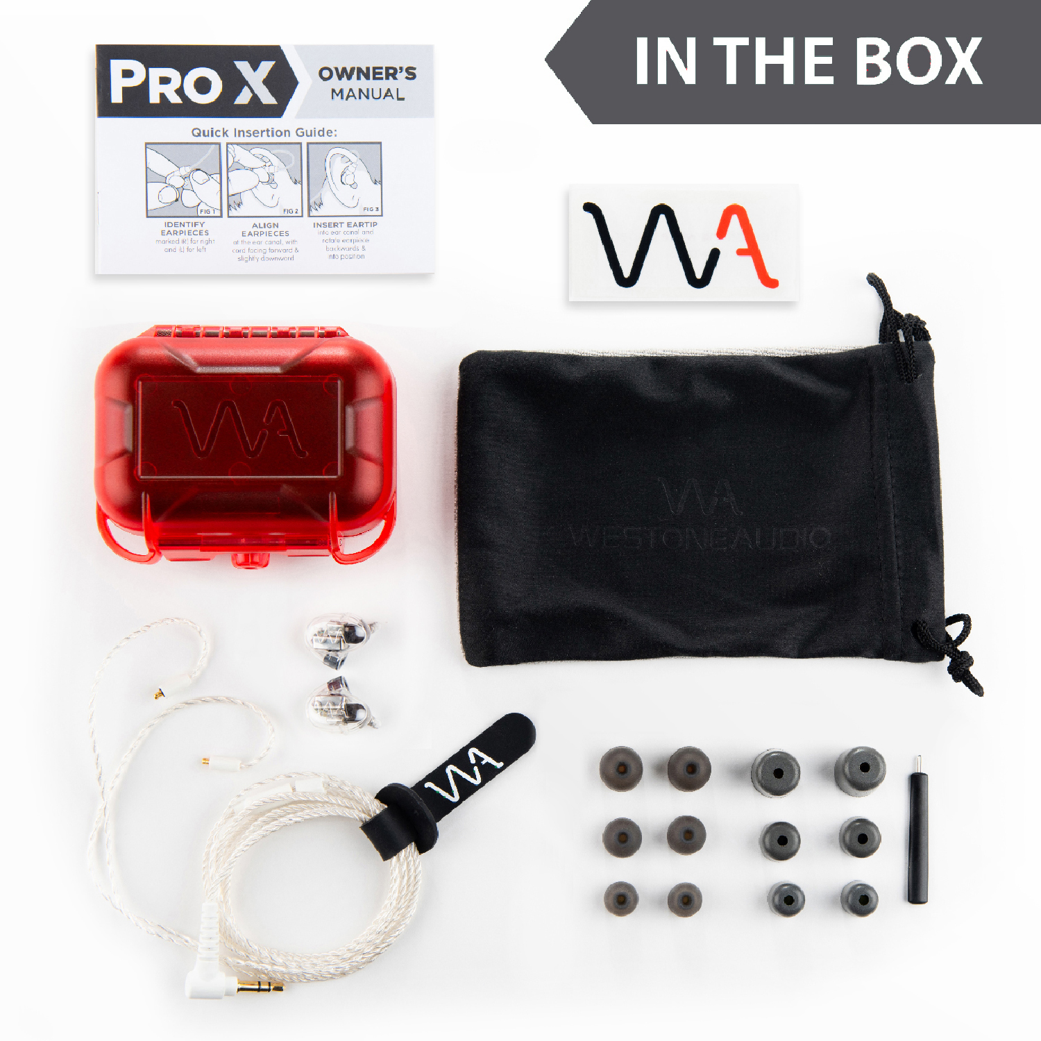 De afbeelding toont een kit met in-ear monitors. Het bevat oortelefoons, oordopjes, een draagtas, een zakje en een handleiding.