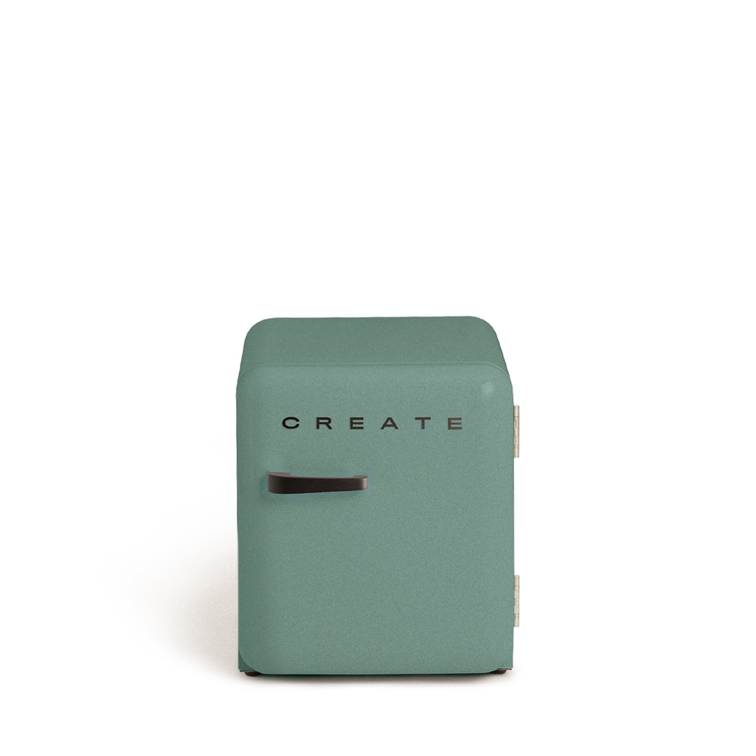 Un mini-frigorífico verde salvia con la palabra 'CREATE'. Tiene un mango oscuro y está sobre un fondo blanco.