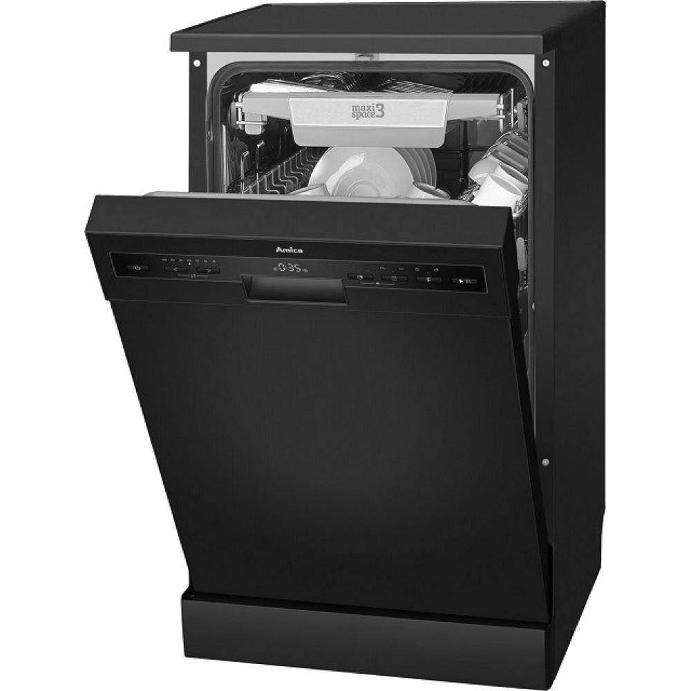 Czarna zmywarka z otwartymi drzwiami. W środku naczynia w koszach. Marka to Amica.